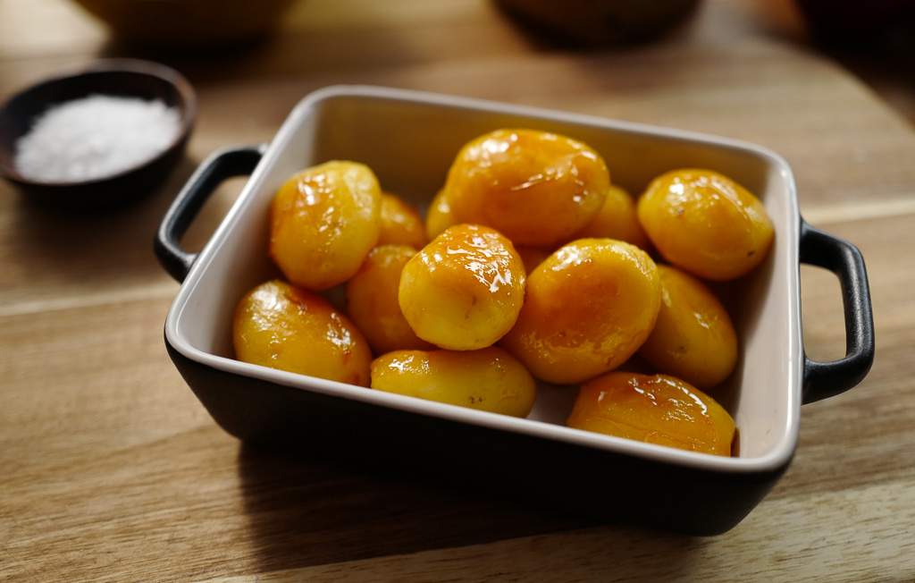 Step-by-step til perfekt langtidsstekt ribbe med sprø svor Langtidsstektribbe ribbe brunedepoteter rødkål jul julemat helleskitchenL1350109 - Step-by-step til perfekt langtidsstekt ribbe med sprø svor