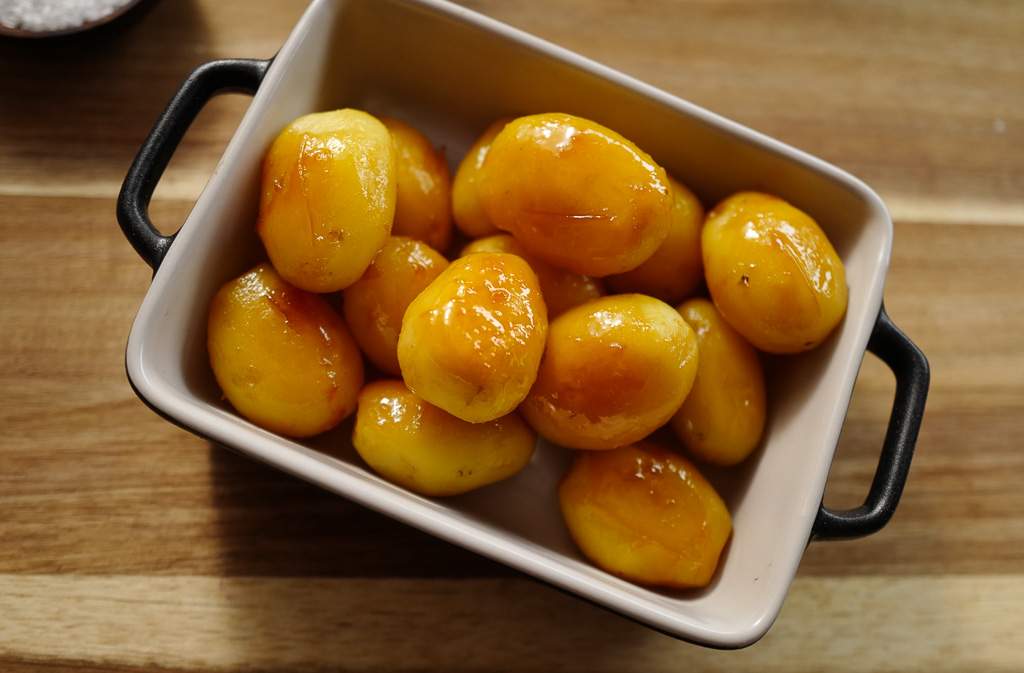 Step-by-step til perfekt langtidsstekt ribbe med sprø svor Langtidsstektribbe ribbe brunedepoteter rødkål jul julemat helleskitchenL1350111 - Step-by-step til perfekt langtidsstekt ribbe med sprø svor