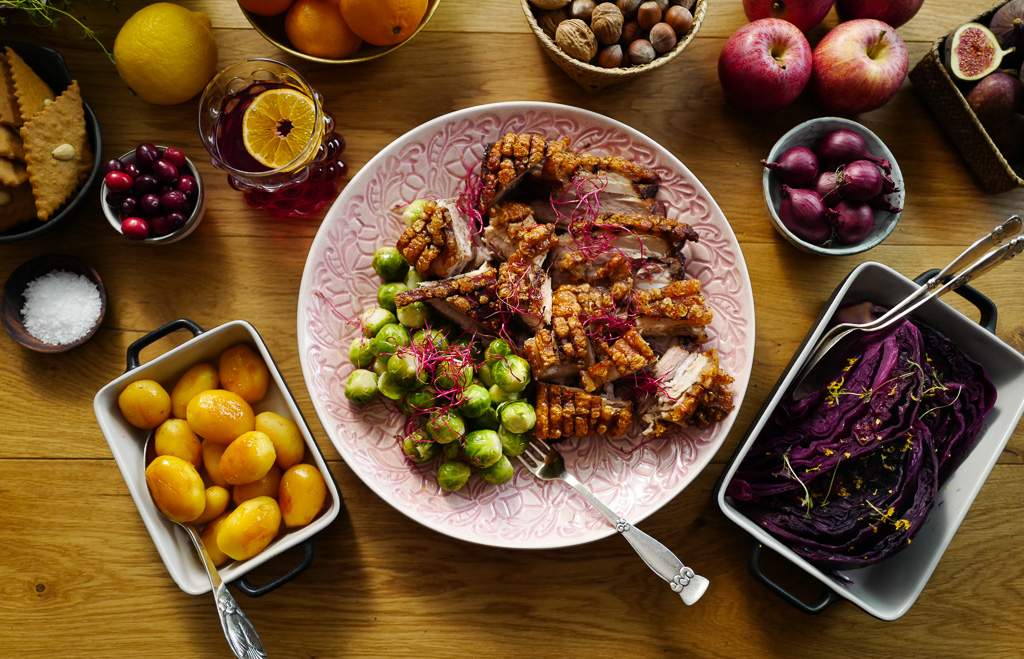 Step-by-step til perfekt langtidsstekt ribbe med sprø svor Langtidsstektribbe ribbe brunedepoteter rødkål jul julemat helleskitchenL1350121 - Step-by-step til perfekt langtidsstekt ribbe med sprø svor