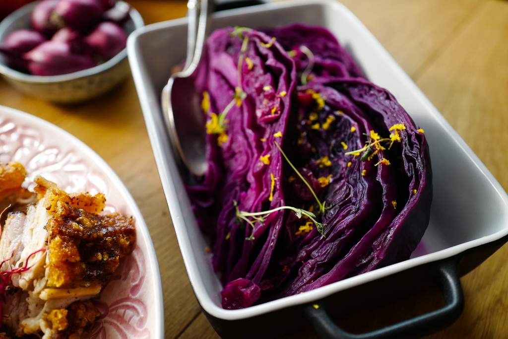 Step-by-step til perfekt langtidsstekt ribbe med sprø svor Langtidsstektribbe ribbe brunedepoteter rødkål jul julemat helleskitchenL1350123 - Step-by-step til perfekt langtidsstekt ribbe med sprø svor