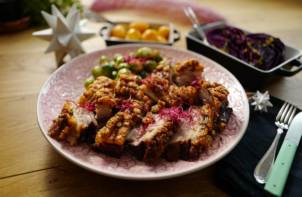 Step-by-step til perfekt langtidsstekt ribbe med sprø svor Langtidsstektribbe ribbe brunedepoteter rødkål jul julemat helleskitchenL1350125 - Step-by-step til perfekt langtidsstekt ribbe med sprø svor