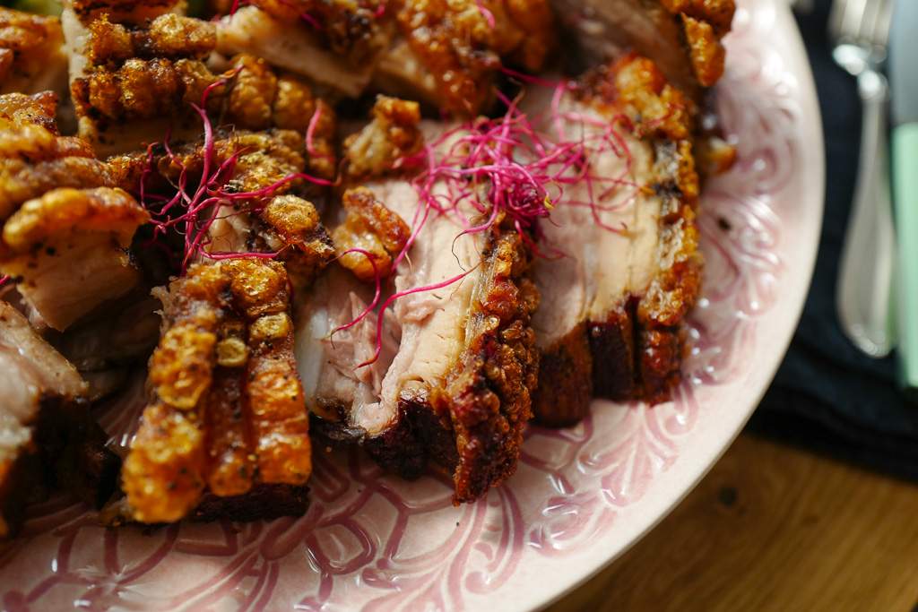 Step-by-step til perfekt langtidsstekt ribbe med sprø svor Langtidsstektribbe ribbe brunedepoteter rødkål jul julemat helleskitchenL1350127 - Step-by-step til perfekt langtidsstekt ribbe med sprø svor