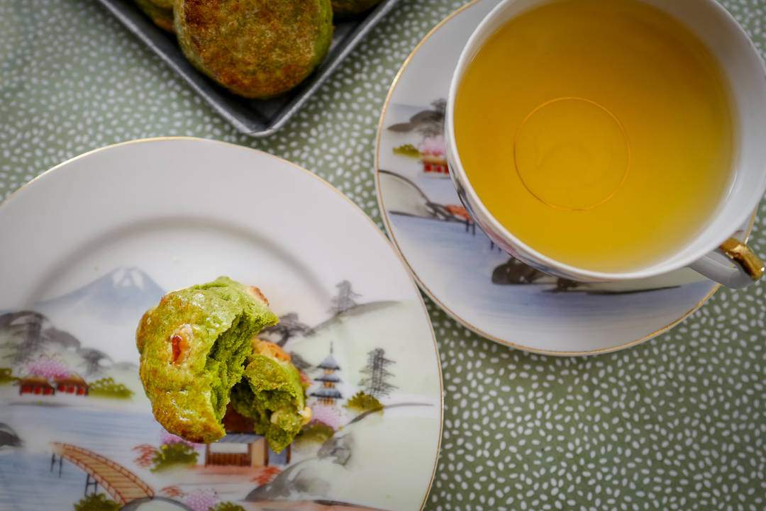 Scones med matcha og hvit sjokolade L1420726 - Scones med matcha og hvit sjokolade